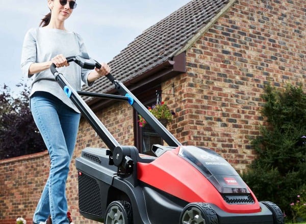 17″ (43 cm) eMulticycler Self-Propelled 60V MAX* Battery Mower
